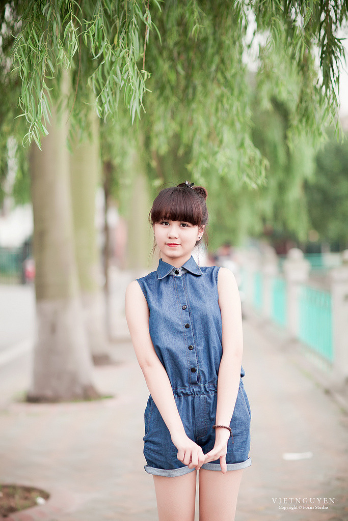 女性扒开大腿